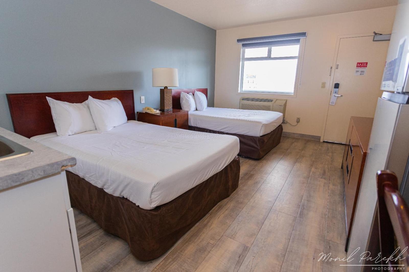 Empire Inn & Suites Penhold Eksteriør billede