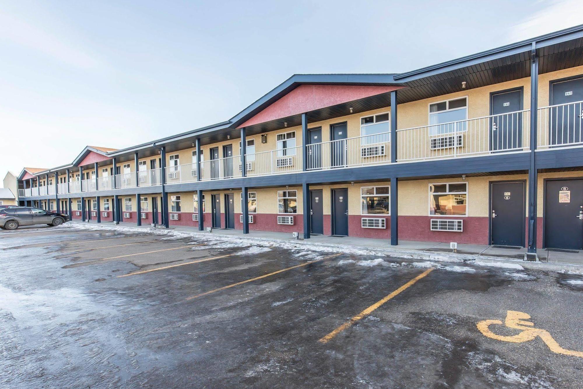 Empire Inn & Suites Penhold Eksteriør billede