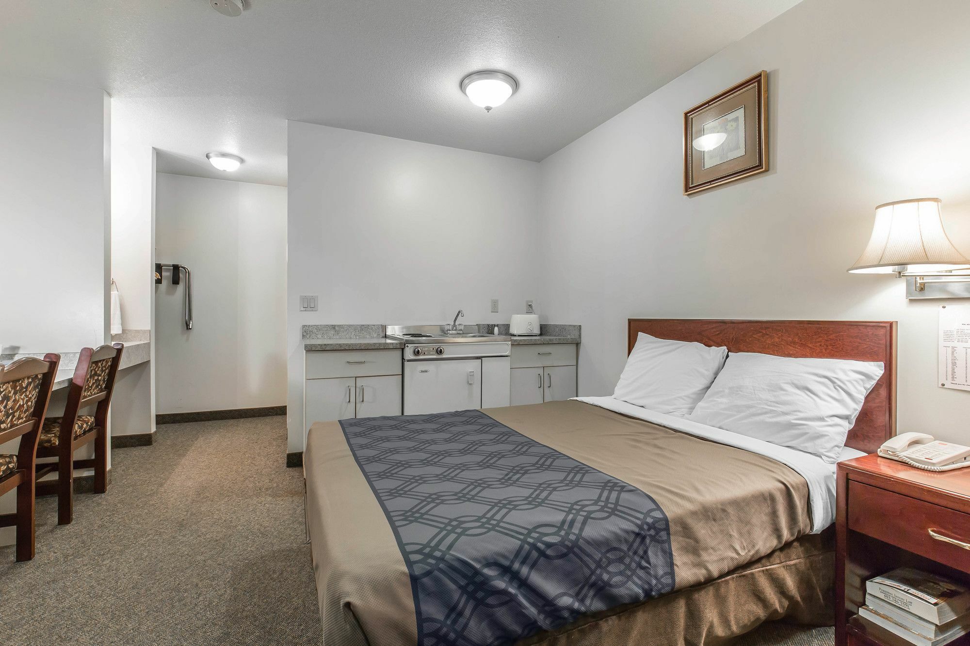 Empire Inn & Suites Penhold Eksteriør billede